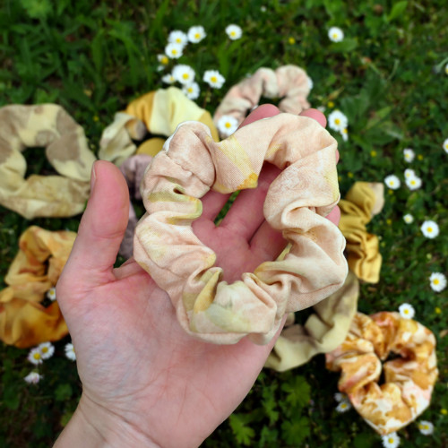 Gumička scrunchie, přírodně barvená — foto 3