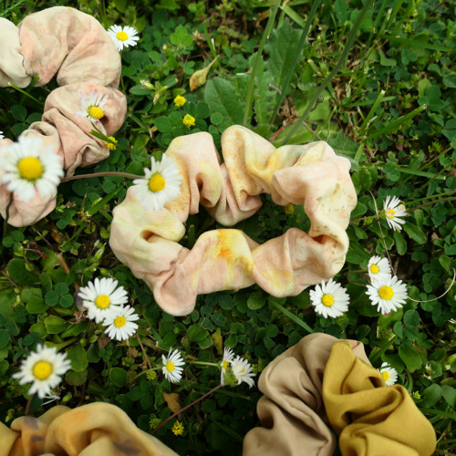 Gumička scrunchie, přírodně barvená — foto 2