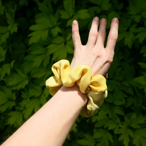 Gumička scrunchie, přírodně barvená — foto 3
