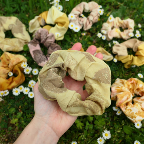 Gumička scrunchie, přírodně barvená — foto 3