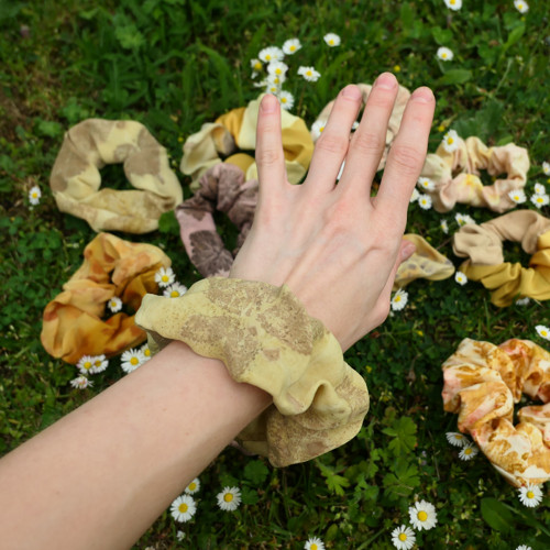 Gumička scrunchie, přírodně barvená — foto 4