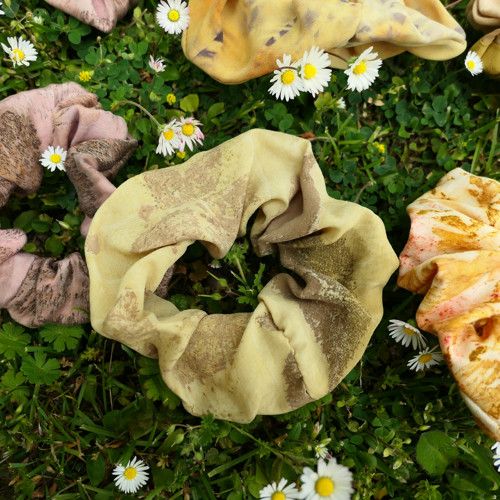 Gumička scrunchie, přírodně barvená — foto 2