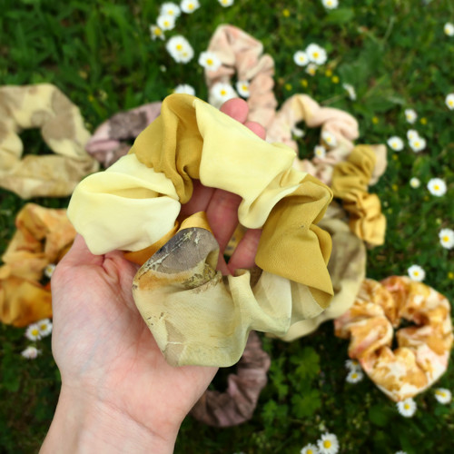 Gumička scrunchie, přírodně barvená — foto 2