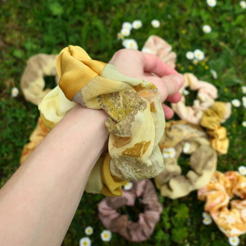Gumička scrunchie, přírodně barvená — foto 4