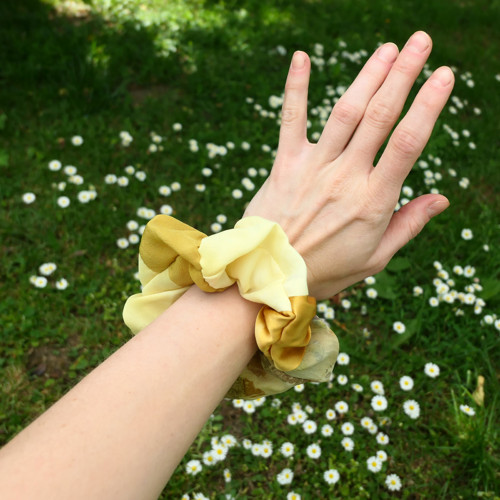 Gumička scrunchie, přírodně barvená — foto 3