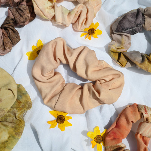 Gumička scrunchie, přírodně barvená — foto 2