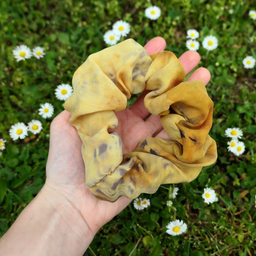 Gumička scrunchie, přírodně barvená — foto 2
