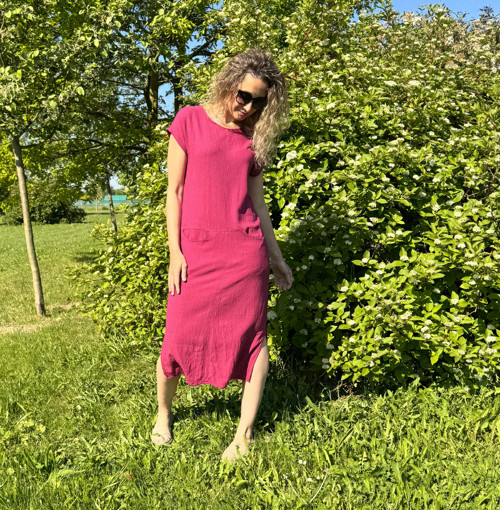Rovné šaty s kapsičkami malinové — foto 2