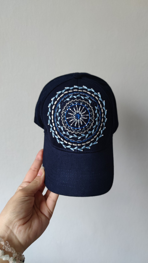 Vyšívaná kšiltovka Mandala — foto 4