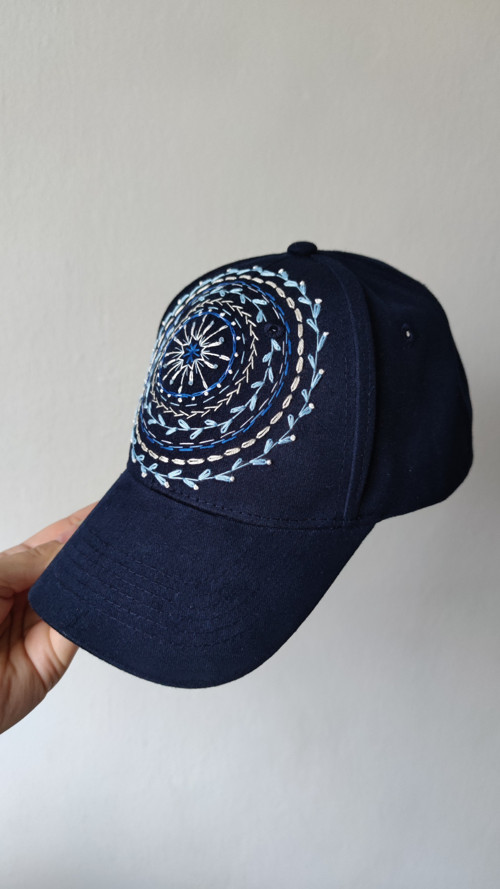 Vyšívaná kšiltovka Mandala — foto 5