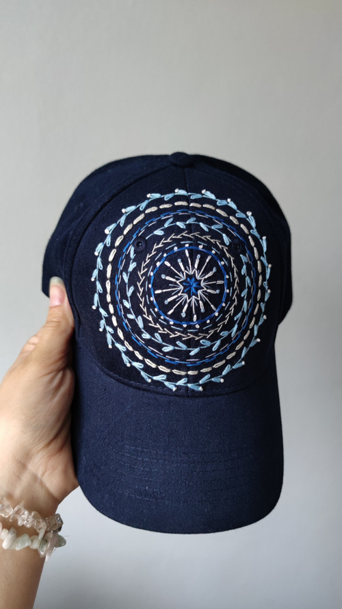 Vyšívaná kšiltovka Mandala — foto 2