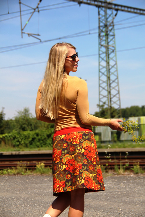 Pružná áčková sukně z teplákoviny — foto 3