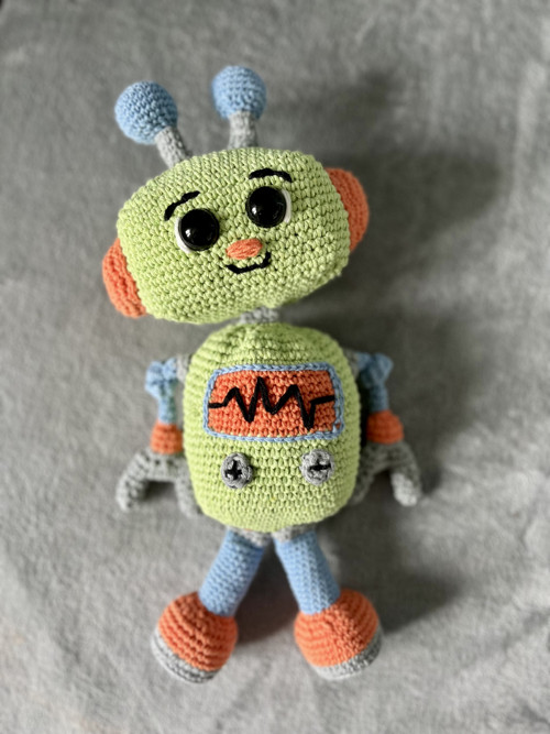 E-HÁČKONÁVOD č. 8 - háčkovaný robot Olí — foto 2
