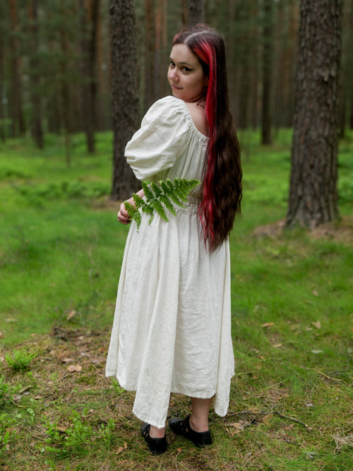 Lněné šaty s cípy — foto 4