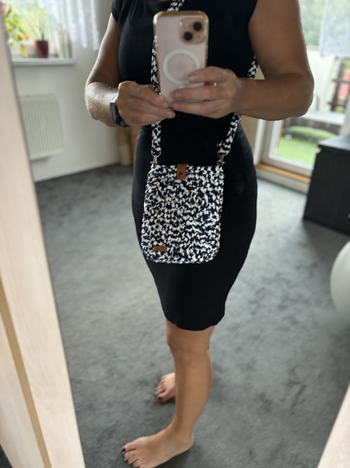 Háčkovaná kabelka tmavě modrá s bílou — foto 4