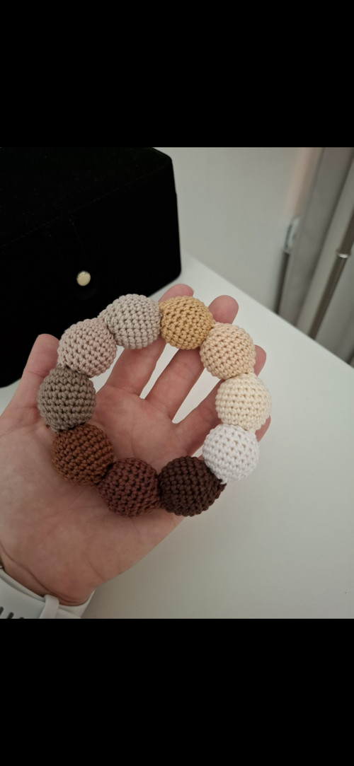 Háčkované chrastítko hnědé — foto 3