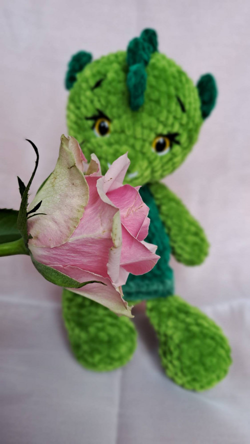 Háčkovaný dinosaurus v šatech — foto 4