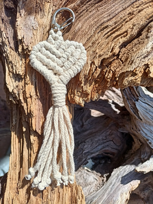 Klíčenka srdce, béžová, macramé — foto 2