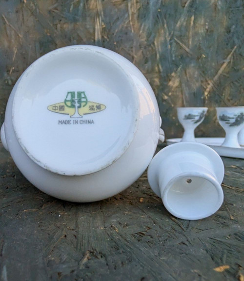Retro porcelánová souprava na saké. — foto 3