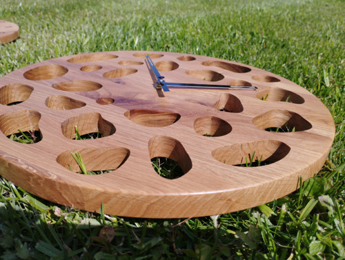 Dubové hodiny s designovými otvory — foto 2