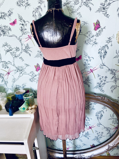 Šaty plisé v powder pink — foto 5
