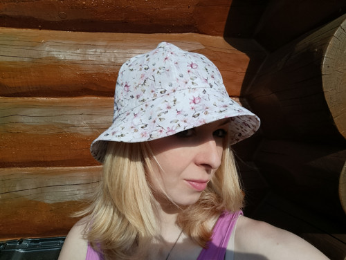 Letní klobouk rozkvetlé větvičky — foto 3
