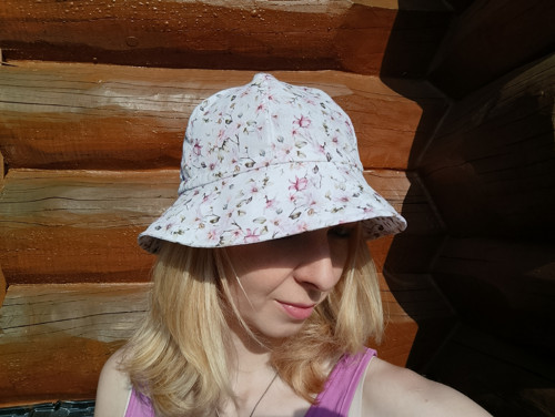 Letní klobouk rozkvetlé větvičky — foto 2