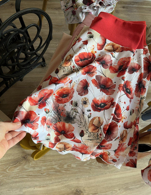 Půlkolová sukně Vlčí máky — foto 3