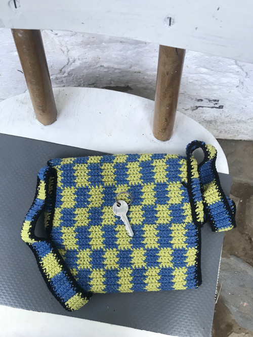 Kostkovaná minikabelka háčkovaná Jeans — foto 3