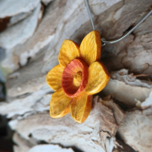 Šperk ze dřeva - narcis — foto 6