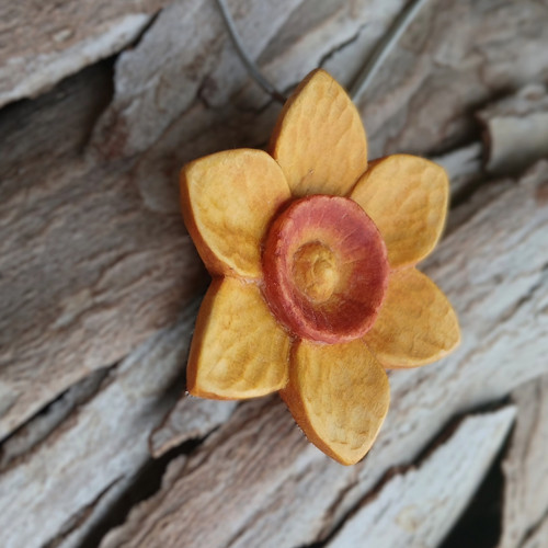 Šperk ze dřeva - narcis — foto 3