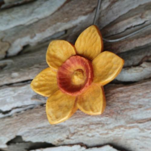 Šperk ze dřeva - narcis — foto 4