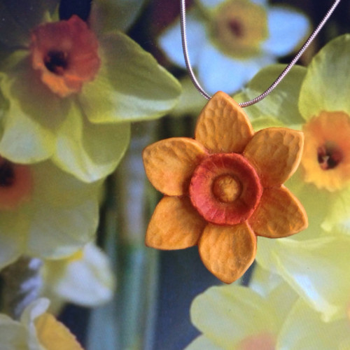 Šperk ze dřeva - narcis — foto 2