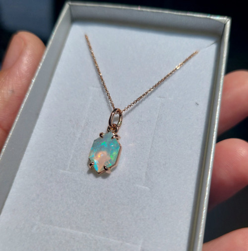 Drahý opál v rose gold — foto 2