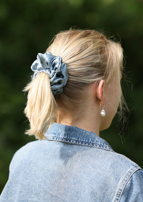 Stříbrno modrá hedvábná scrunchie JUMBO — foto 2