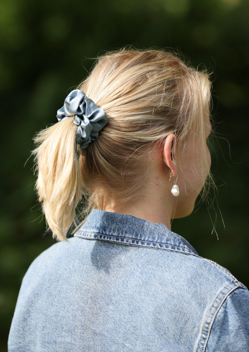 Stříbrno modrá hedvábná scrunchie KLASIK — foto 2