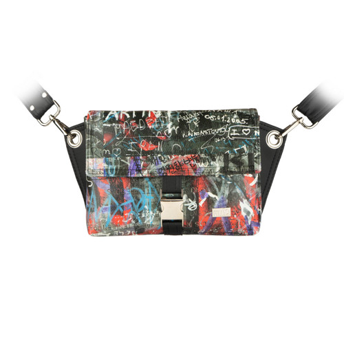 Crossbody kabelka/ledvinka černá - graffiti — foto 2