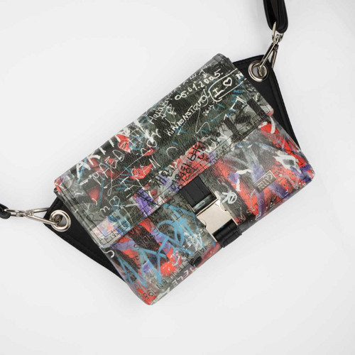 Crossbody kabelka/ledvinka černá - graffiti — foto 3