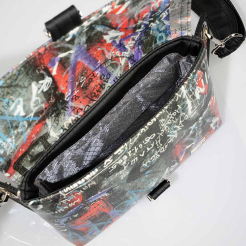 Crossbody kabelka/ledvinka černá - graffiti — foto 4