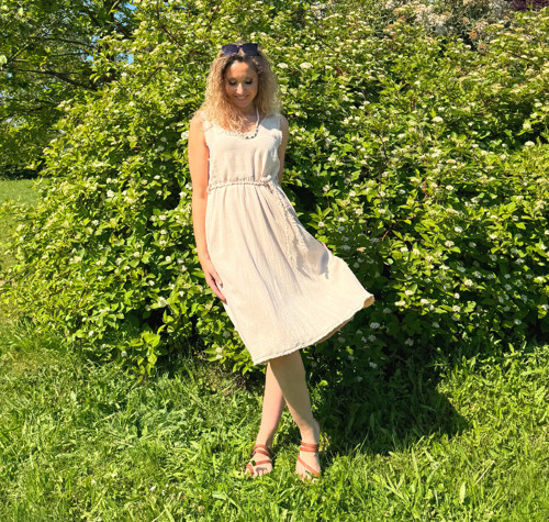 Šaty krátké béžové — foto 2