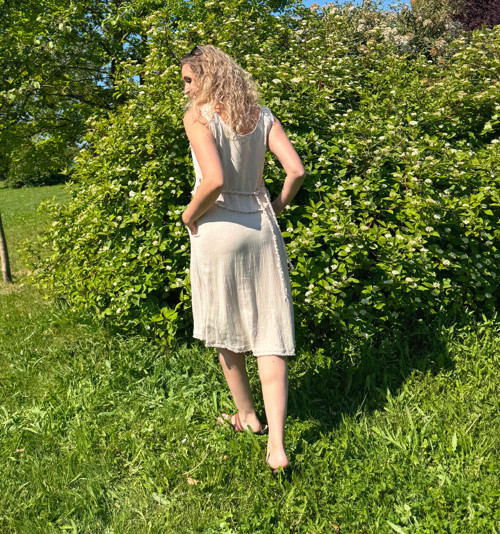 Šaty krátké béžové — foto 4