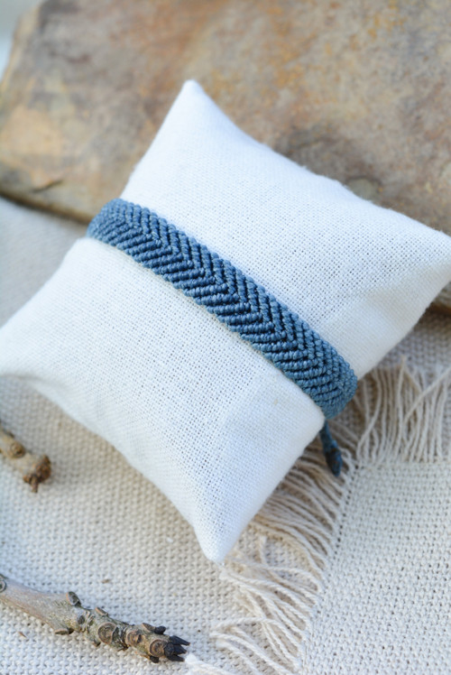 Minimalistický macramé náramek - džínová — foto 2