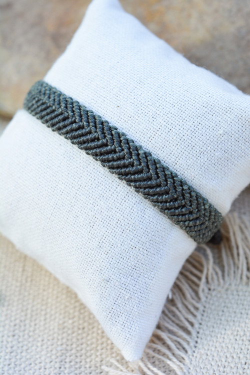 Minimalistický macramé náramek - tmavé jehličí — foto 2