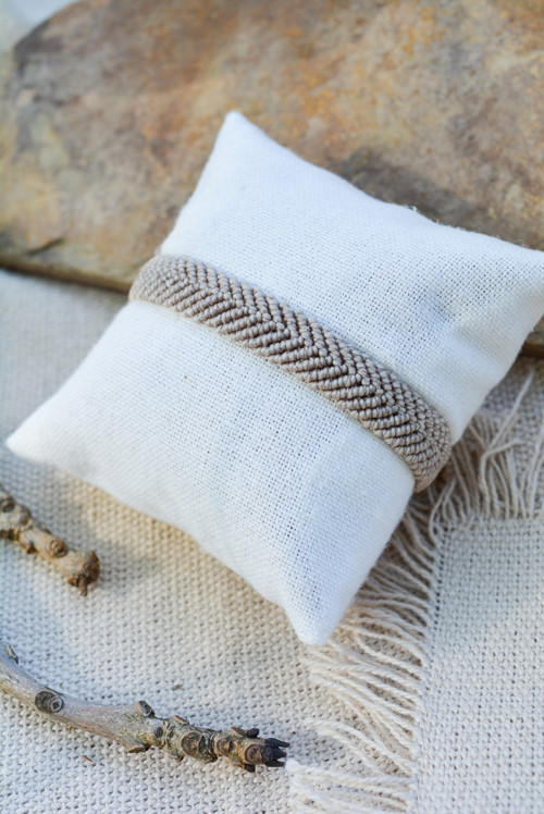 Minimalistický macramé náramek - šedokrémová — foto 2