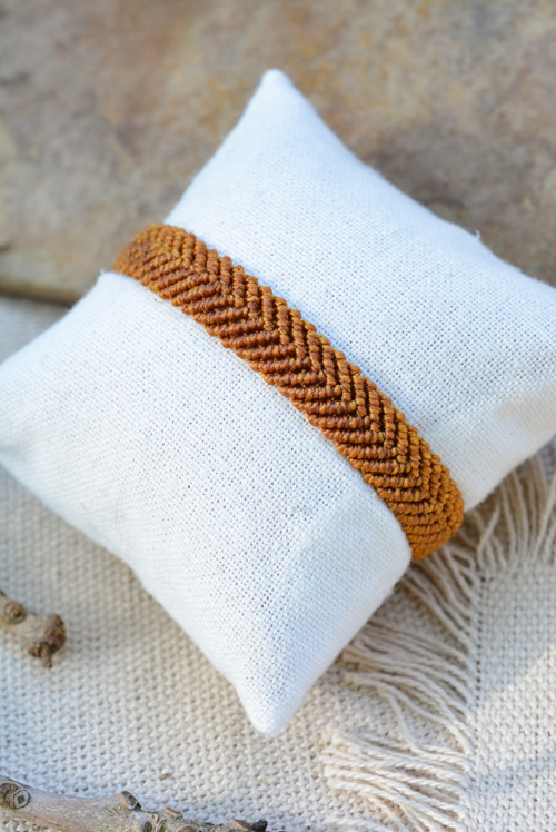 Minimalistický macramé náramek - rezavá — foto 2