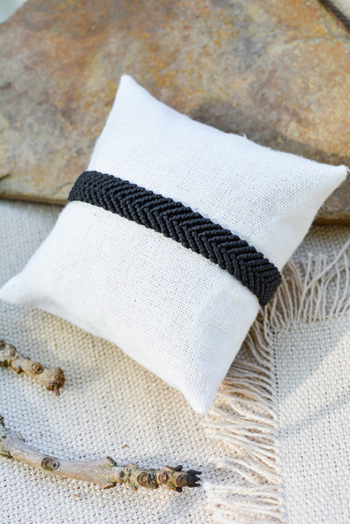 Minimalistický macramé náramek - černá — foto 2