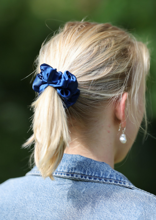 ROYAL BLUE - hedvábná scrunchie KLASIK — foto 2