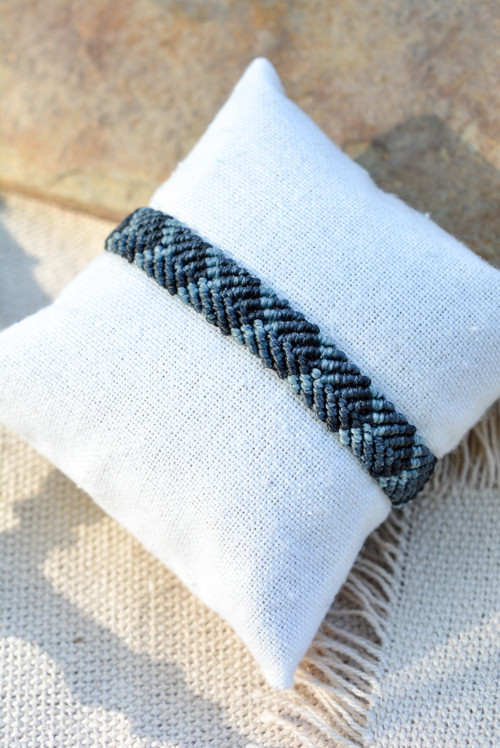 Minimalistický macramé náramek - modročerná — foto 2