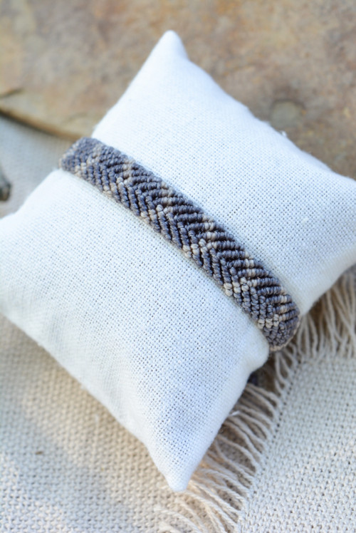 Minimalistický macramé náramek - šedá — foto 2