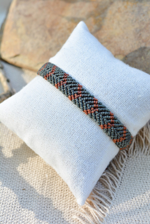 Minimalistický macramé náramek - tmavé jehličí — foto 2
